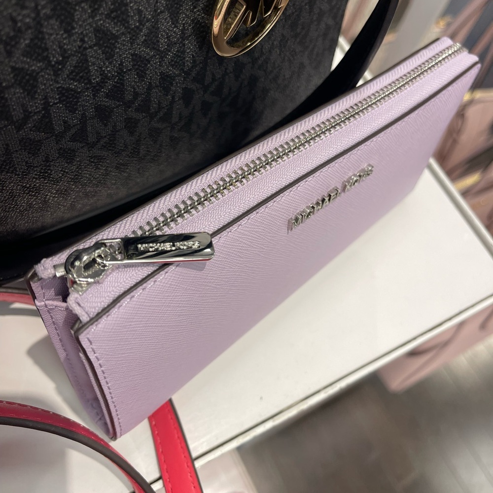 MICHAEL KORS Jet Set Travel Lg Saffiano Leather Quarter-Zip Wallet
Lt Quartz
NWT - Picture 7 of 16